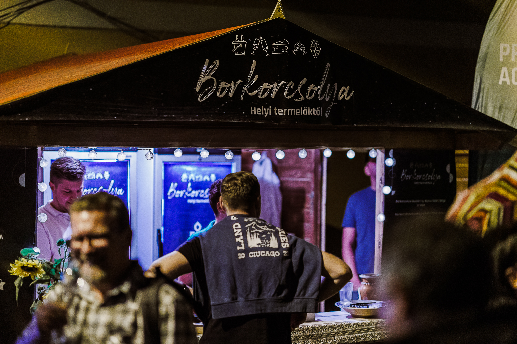 Helyi termékekből készült borkorcsolya a Kolozsvári Magyar Napok borutcájában